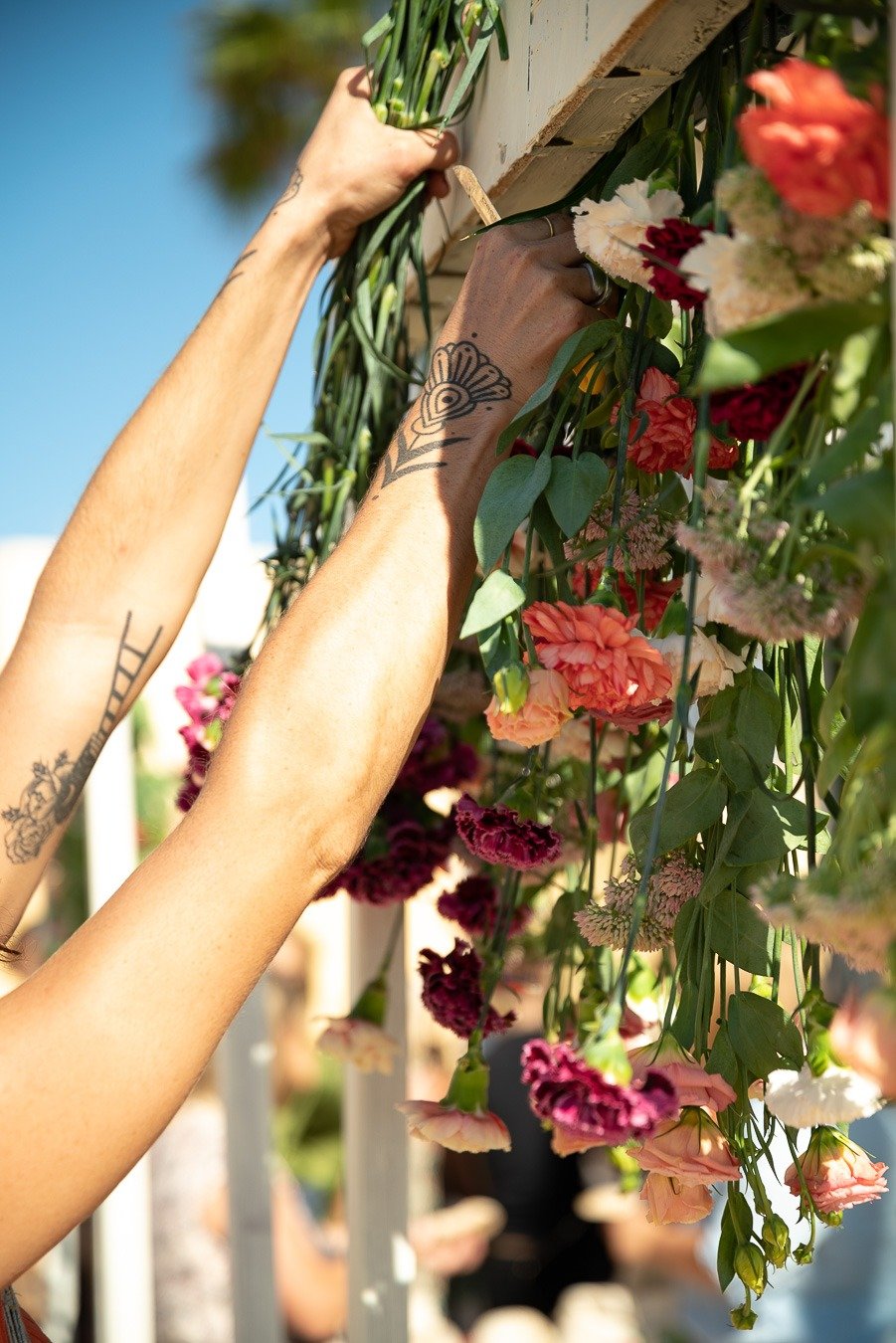 Montaje floral artesanal en exterior